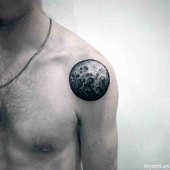 hình tattoo mặt trăng tròn trên vai nam