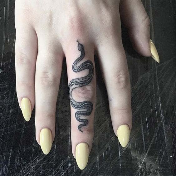 hình tattoo rắn vứt bên trên ngón tay