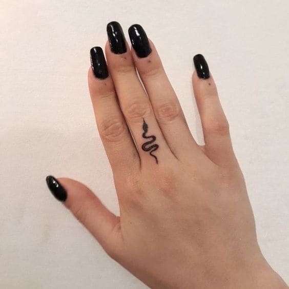 hình tattoo rắn mini ở ngón tay độc đáo cho phái nữ
