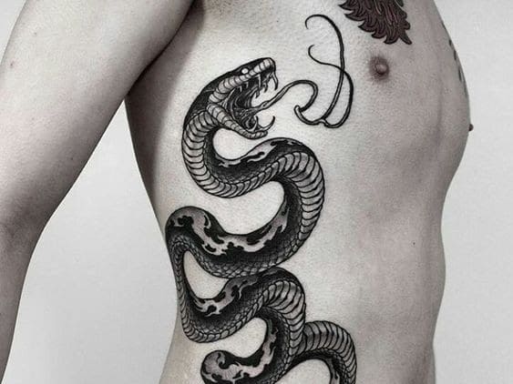 hình tattoo rắn ở ngực và bụng cho nam giới