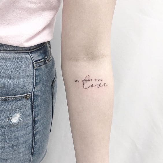 kiểu tattoo chữ love ý nghĩa ở cánh tay