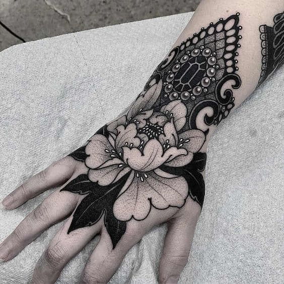 kiểu tattoo ở mu bàn tay đẹp hình hoa mẫu đơn