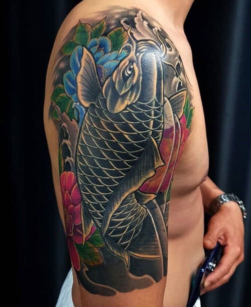 mẫu ảnh xăm tattoo ở bắp tay hình cá chép đẹp