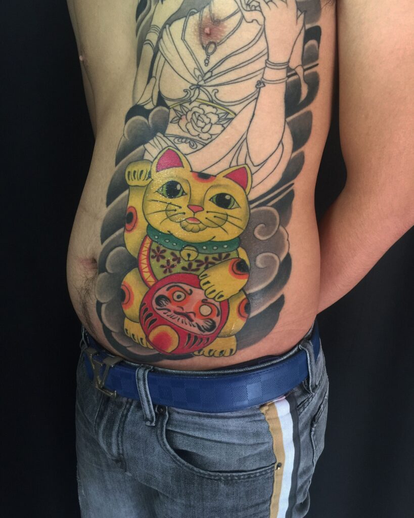 mẫu hình tattoo mèo thần tài ở bụng cho phái mạnh