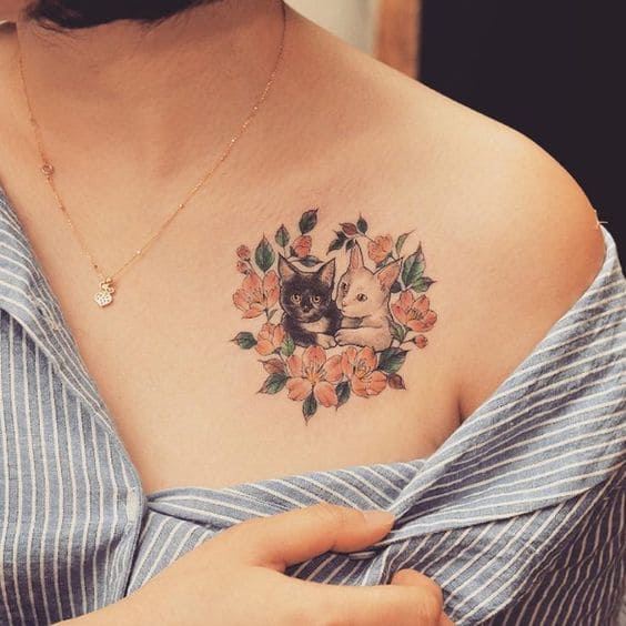 mẫu hình tattoo mèo và hoa ở ngực nữ