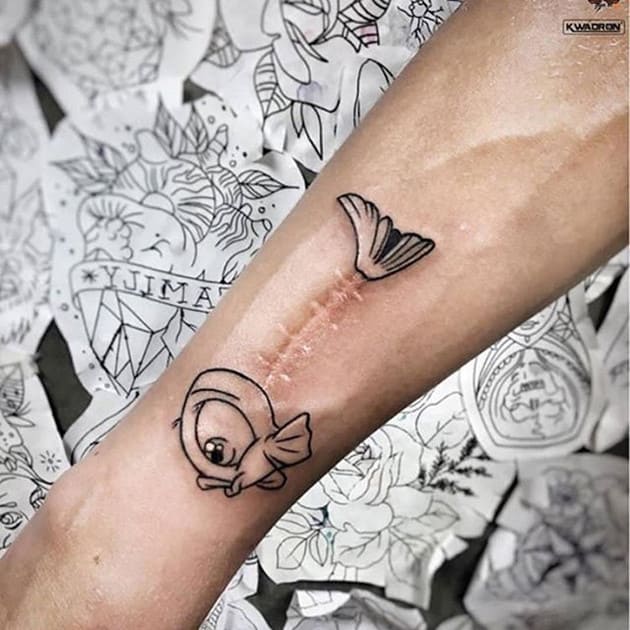 mẫu tattoo che sẹo hình con cá ở tay