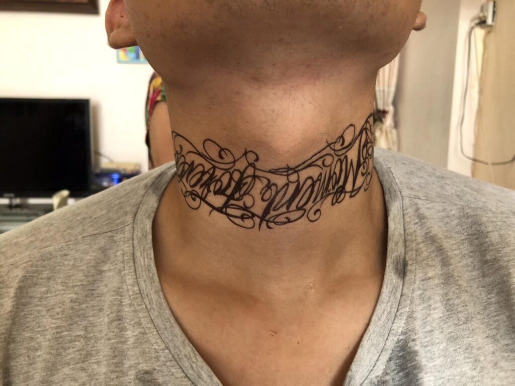 mẫu tattoo chữ bao quanh cổ đẹp