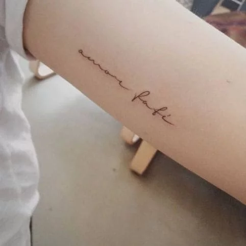 mẫu tattoo chữ điệu đà ở bắp tay trong của phái đẹp