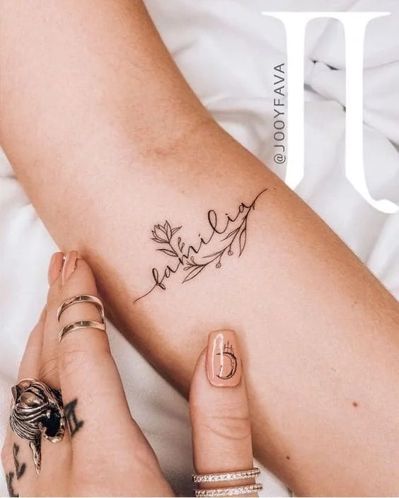 mẫu tattoo chữ family ở tay