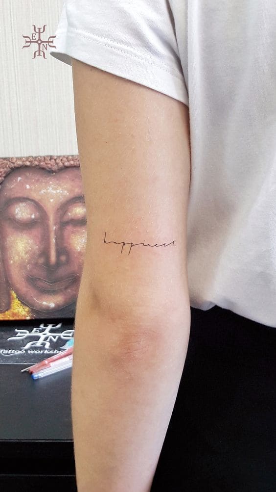mẫu tattoo chữ happiness ý nghĩa