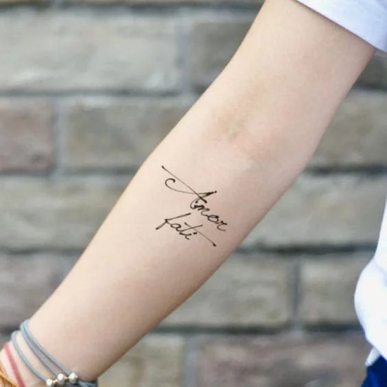 mẫu tattoo chữ kiểu mảnh mai cho nữ
