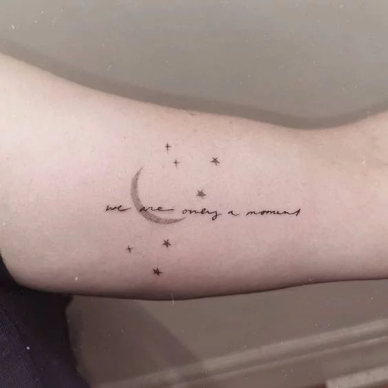 mẫu tattoo chữ ở bắp tay trong