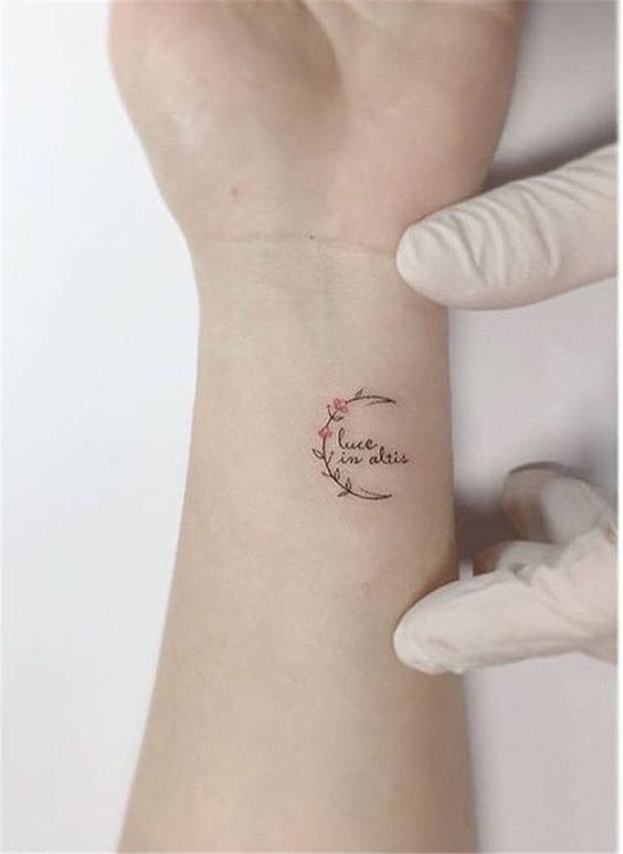 mẫu tattoo chữ và hoa lá tuyệt đẹp ở cổ tay