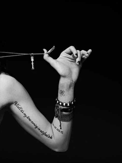 mẫu tattoo chữ ý nghĩa ở bắp tay trong cho nam