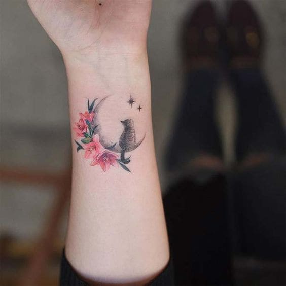 mẫu tattoo con mèo và hoa cho nữ