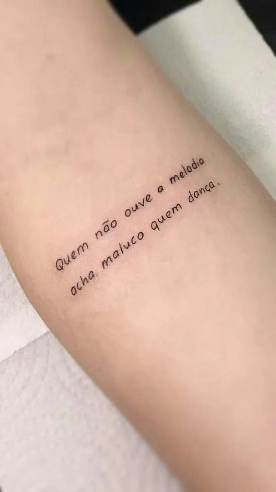 mẫu tattoo hai dòng chữ ở tay