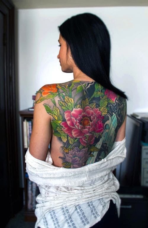 mẫu tattoo hình bông hoa đẹp nhất trên lưng con gái