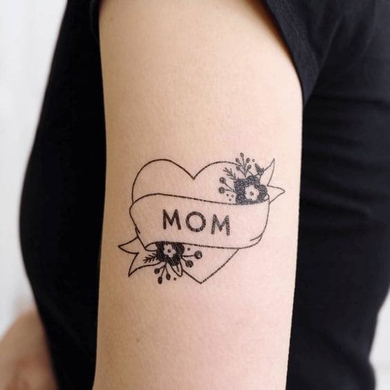 mẫu tattoo hình chữ mom trên cánh tay con gái