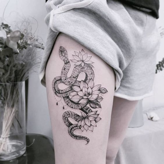 mẫu tattoo hình con cái rắn mang lại phái nữ ở chân