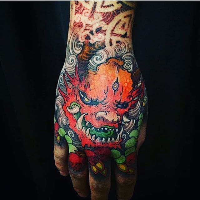 mẫu tattoo hình đầu rồng lửa trên mu bàn tay đẹp