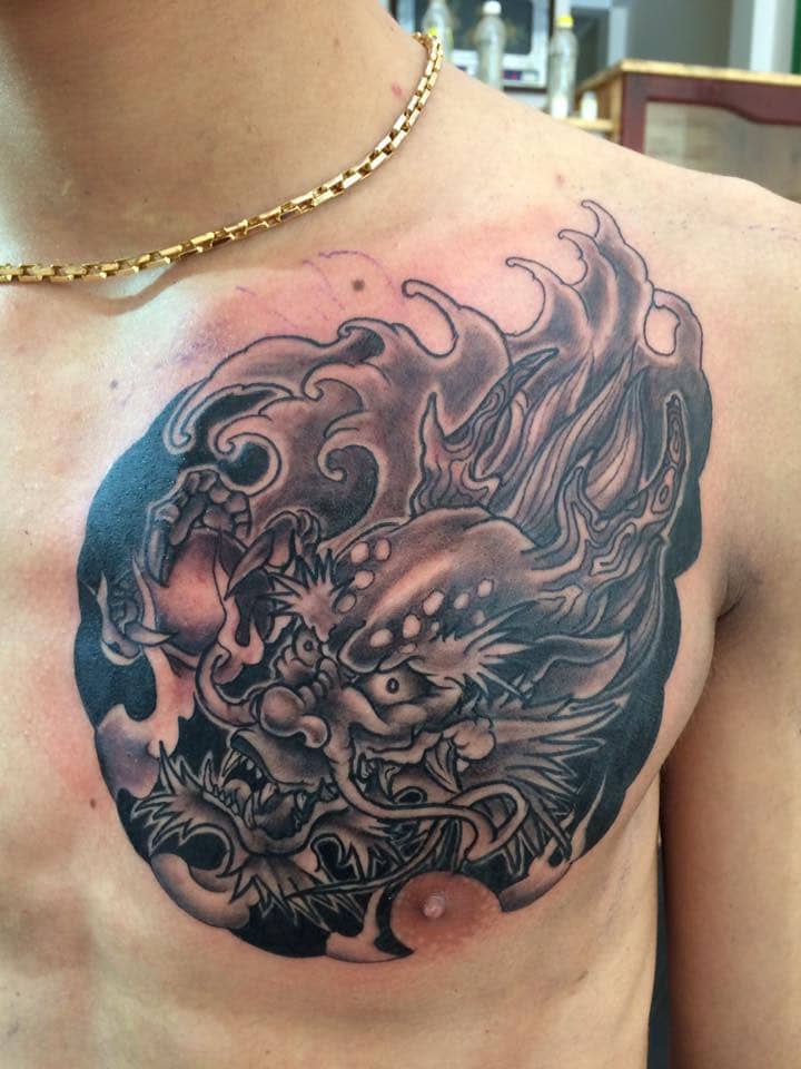 mẫu tattoo hình đầu rồng ở ngực