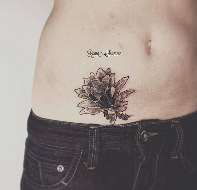 mẫu tattoo hình hoa đẹp cho con gái ở bụng