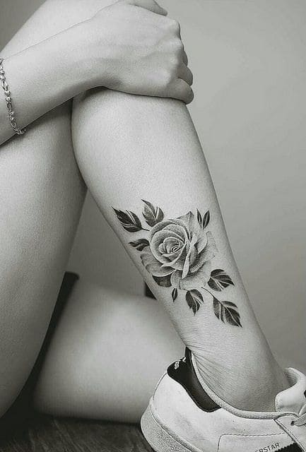 mẫu tattoo hình hoa hồng trắng đen ở bắp chân