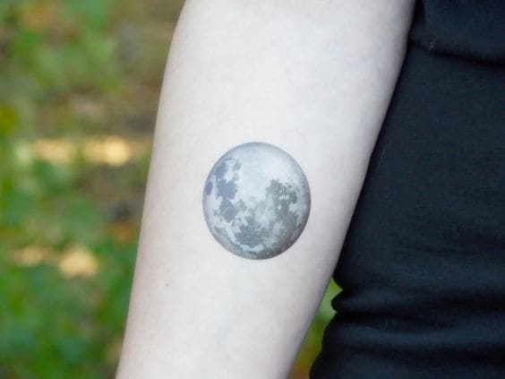 mẫu tattoo hình mặt trăng trên tay nam giới