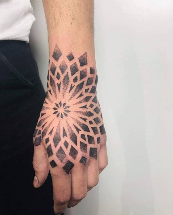 mẫu tattoo hoa văn độc lạ trên mu bàn tay