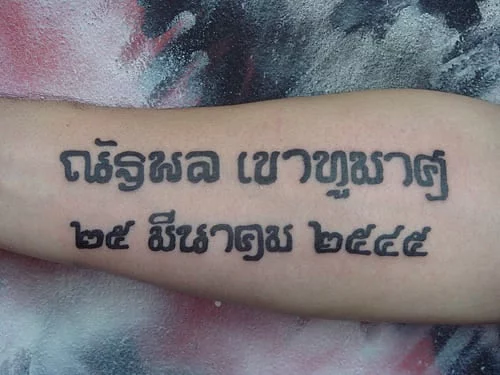 mẫu tattoo kiểu chữ thái đậm nét ở tay