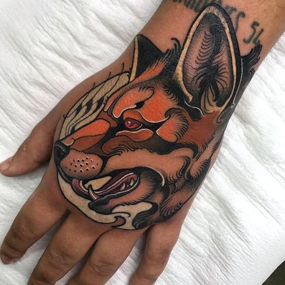 mẫu tattoo mặt sói ở trên bàn tay
