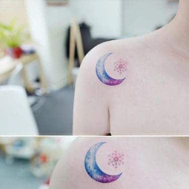 mẫu tattoo mặt trăng khuyết trên vai nữ