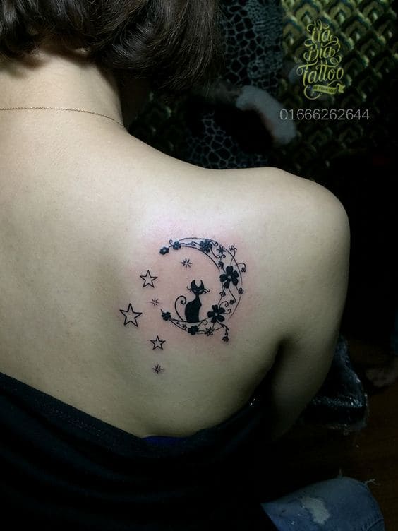 mẫu tattoo mặt trăng và hoa đẹp ở lưng nữ