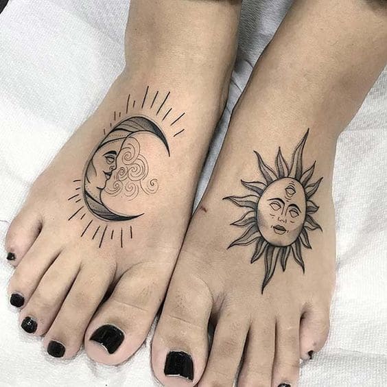 mẫu tattoo mặt trăng và mặt trên trên hai bàn chân