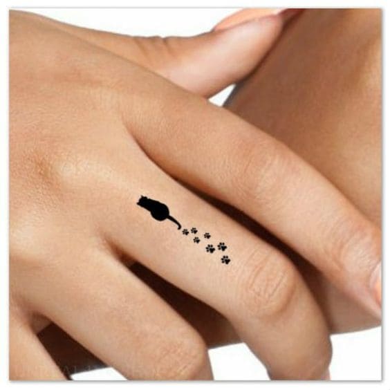 mẫu tattoo mèo đen ở ngón tay
