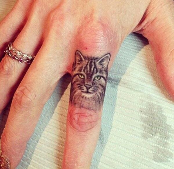mẫu tattoo mèo ở ngón tay ngầu