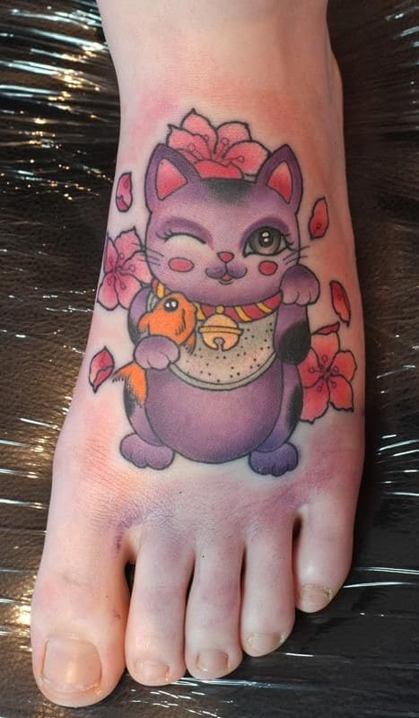 mẫu tattoo mèo thần tài trên bàn chân