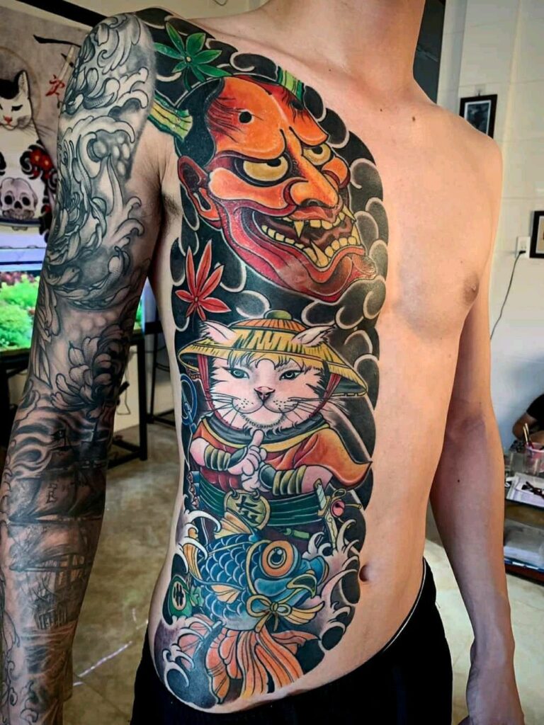 mẫu tattoo mèo thần tài và cá chép nửa lưng