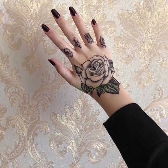 mẫu tattoo ở mu bàn tay hình bông hoa hồng cho nữ