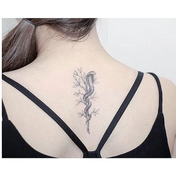 mẫu tattoo rắn mini sau sống lưng mang lại con cái gái