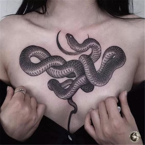 mẫu tattoo rắn ở ngực quyến rũ mang lại phái đẹp