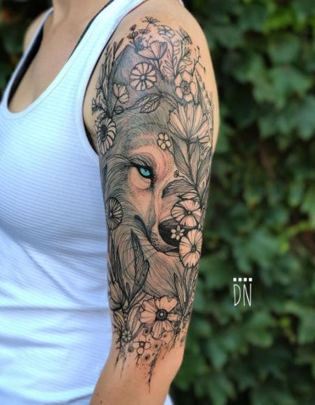 mẫu tattoo sói hoa văn đẹp ở bắp tay nữ