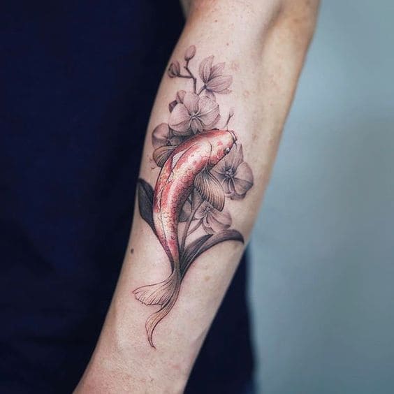 mẫu tattoo tuyệt đẹp và chất với cá chép ở tay nữ