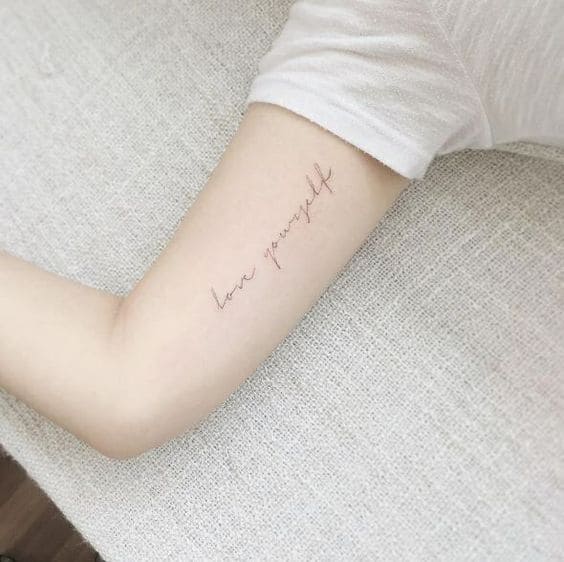 mẫu tattooo chữ đẹp và ý nghĩa ở bắp tay trong