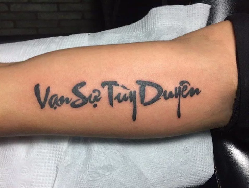 mẫu xăm chữ vạn sự tùy duyên đẹp cho nam