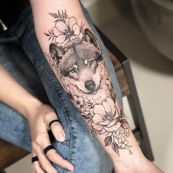 mẫu xăm tattoo chó sói ngắm hoa dễ thương