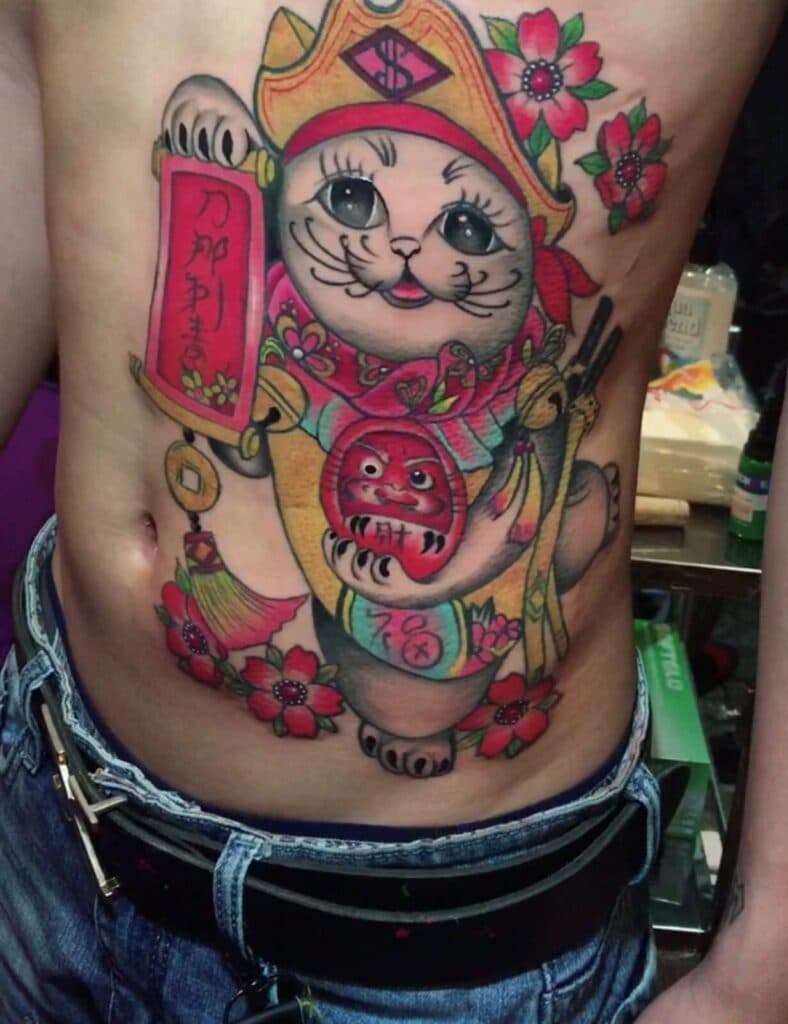 mèo thần tài tattoo ở bụng