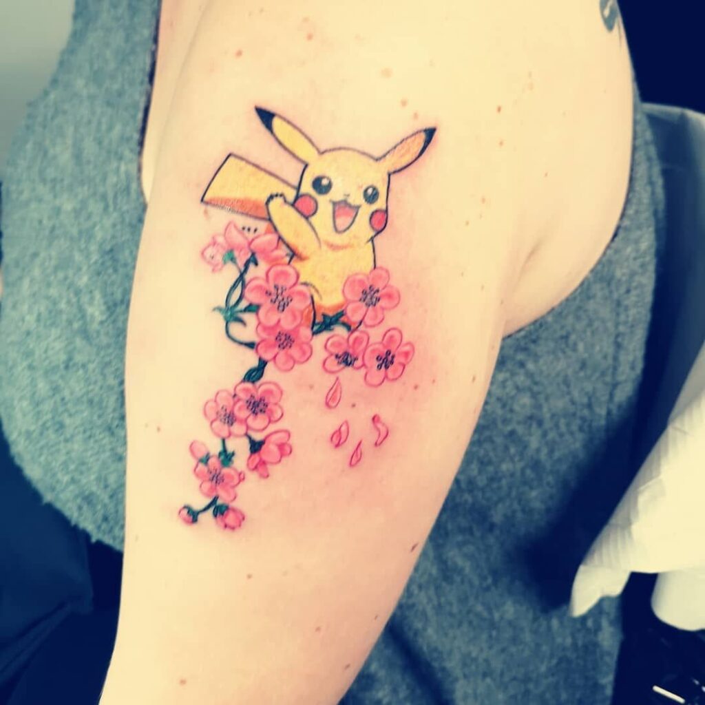 pikachu và hoa trên bắp tay con gái