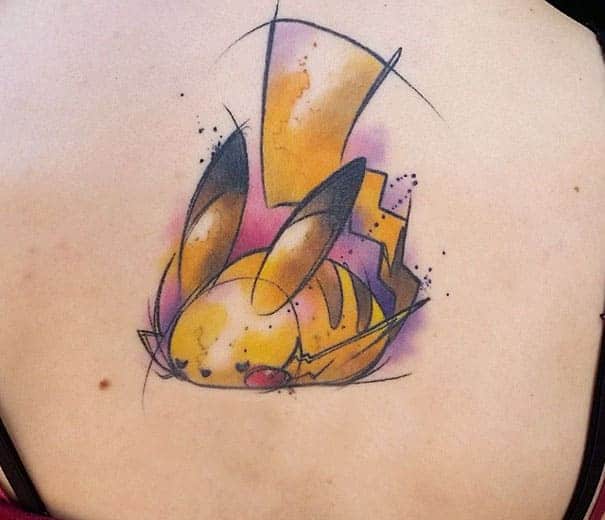 pikachu xăm sau lưng nữ