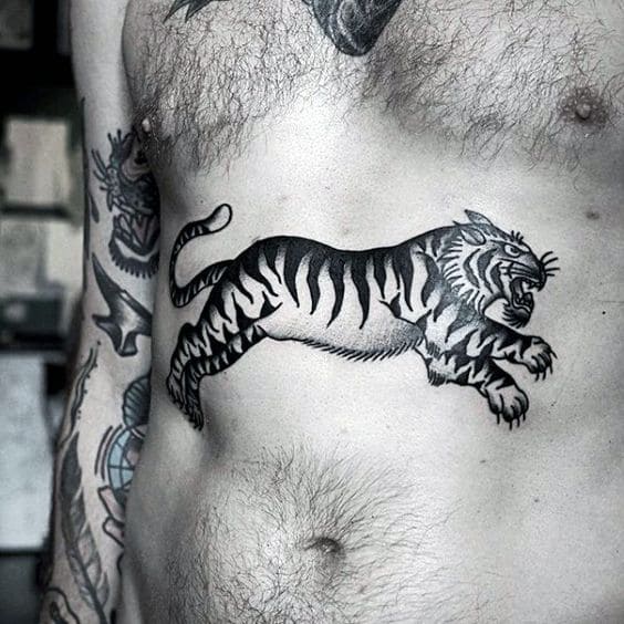 tattoo hình con hổ nhảy qua bụng nam